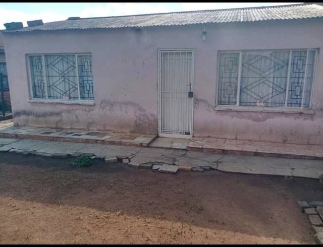 2 BEDROOM HOUSE FOR SALE IN SOTHO SECTION